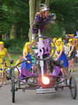 833593 Afbeelding van het bijzondere rijwiel van de 'Bikebabes', bij de start van 'La Caravane d'Utrecht' in het ...